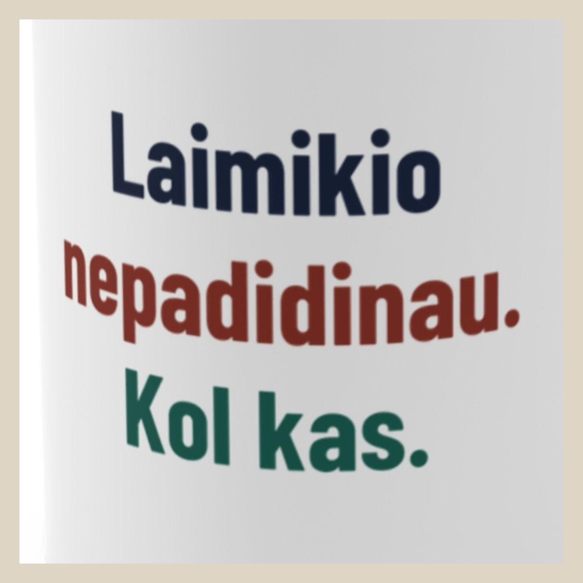 Laimikio nepadidinau. Kol kas. · Puodelis · Užrašo stambus planas