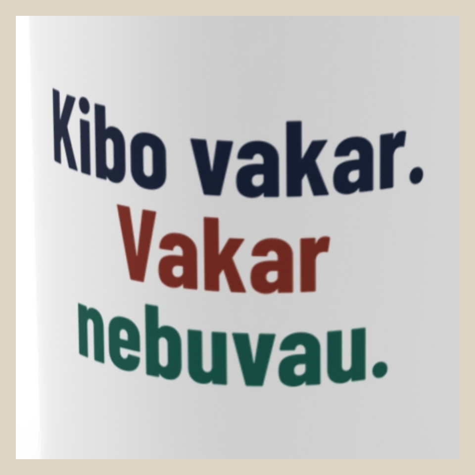 Kibo vakar. Vakar nebuvau. · Puodelis · Užrašo stambus planas