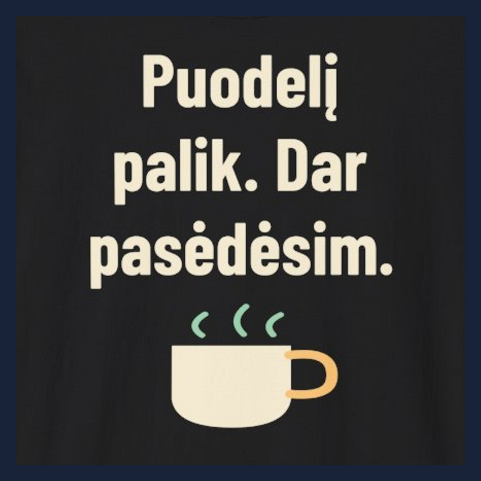 Puodelį palik. Dar pasėdėsim. · Marškinėliai · Užrašo stambus planas