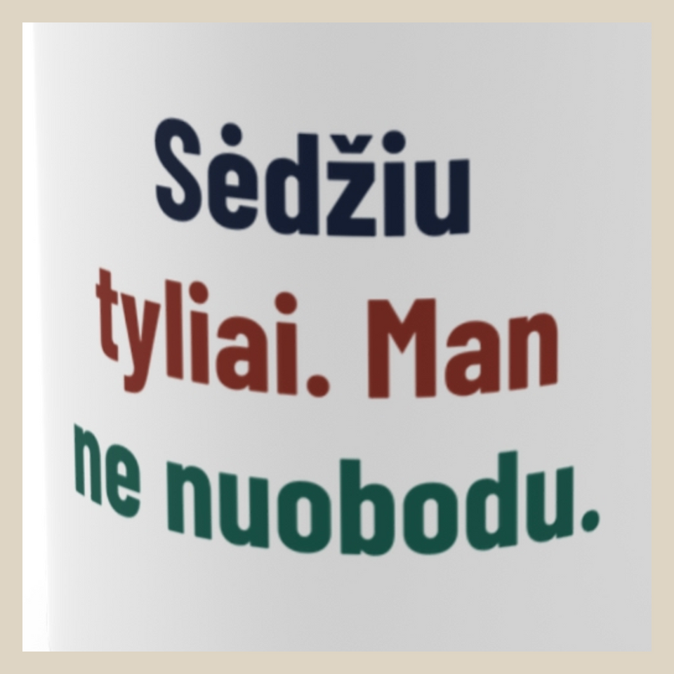 Sėdžiu tyliai. Man ne nuobodu. · Puodelis · Užrašo stambus planas