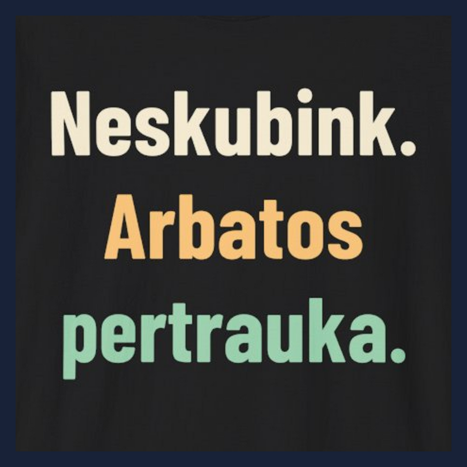 Neskubink. Arbatos pertrauka. · Marškinėliai · Užrašo stambus planas