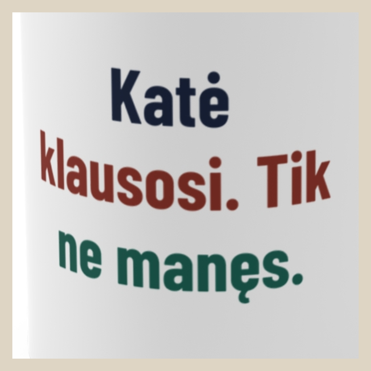 Katė klausosi. Tik ne manęs. · Puodelis · Užrašo stambus planas
