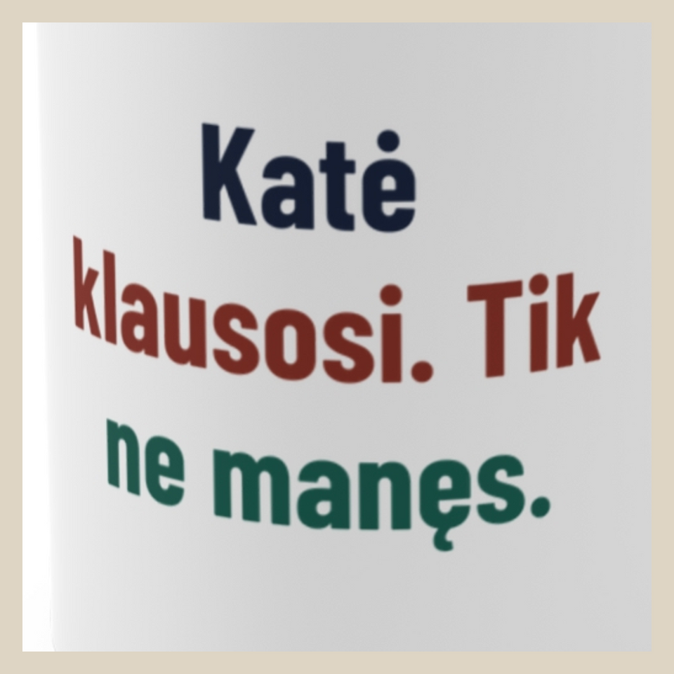 Katė klausosi. Tik ne manęs. · Puodelis · Užrašo stambus planas