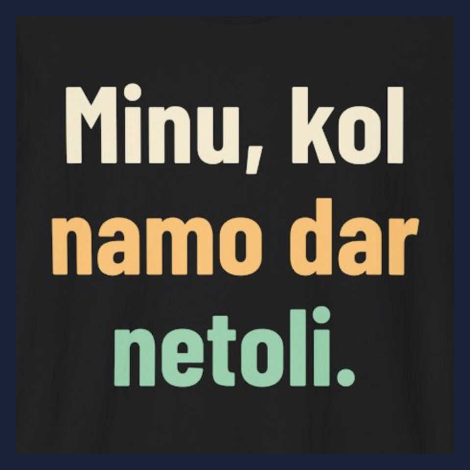 Minu, kol namo dar netoli. · Marškinėliai · Užrašo stambus planas