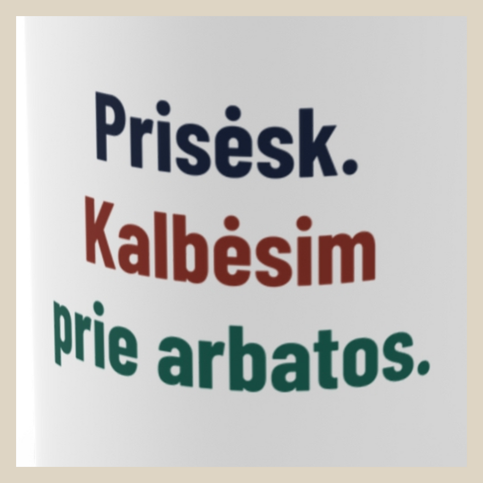 Prisėsk. Kalbėsim prie arbatos. · Puodelis · Užrašo stambus planas
