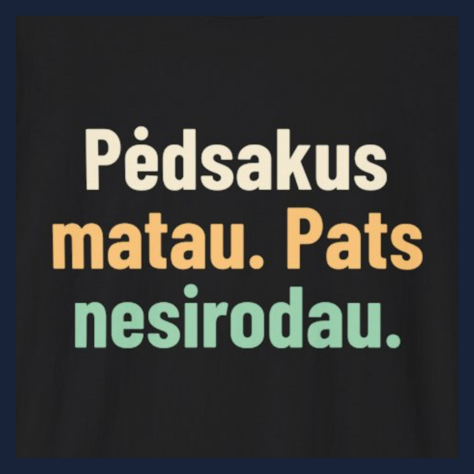 Pėdsakus matau. Pats nesirodau. · Marškinėliai · Užrašo stambus planas