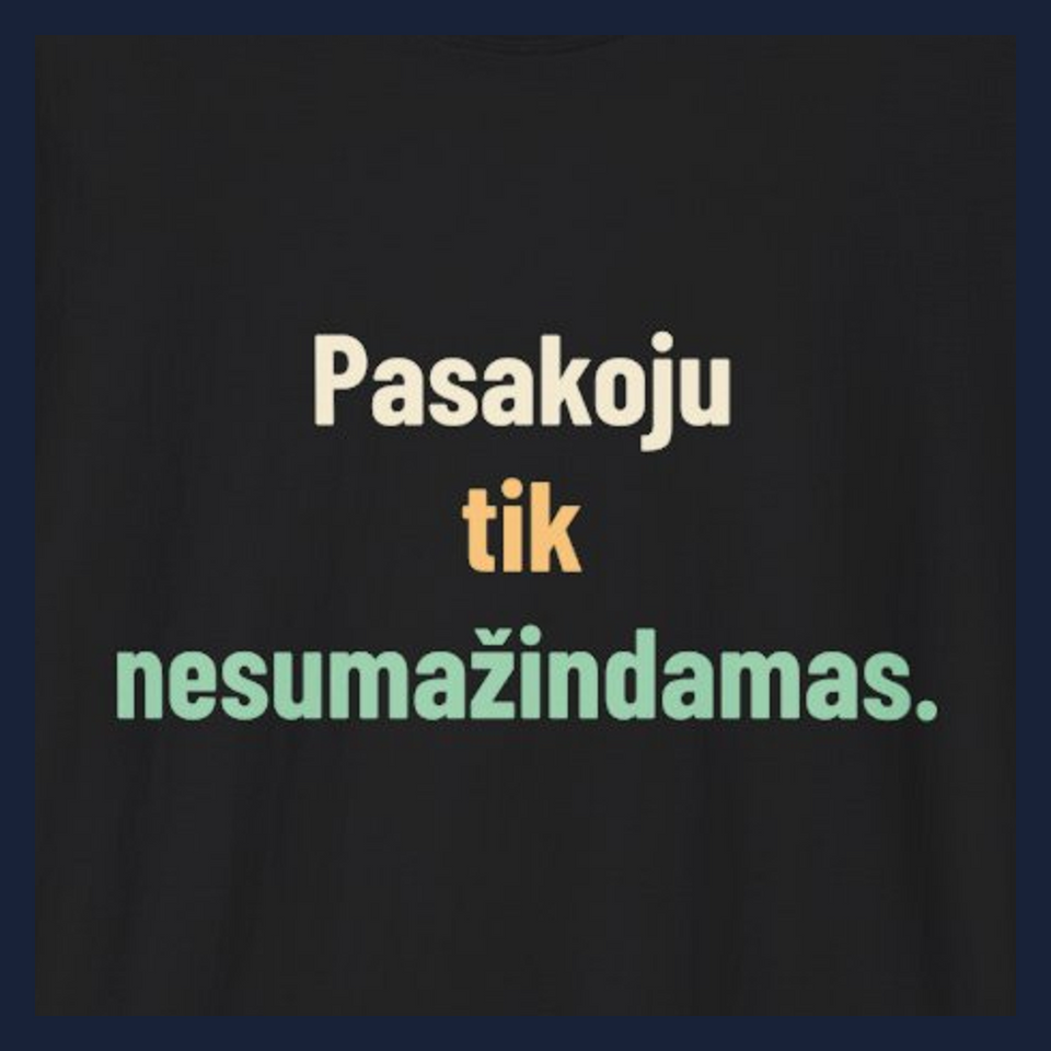 Nemeluoju. Tik truputį padidinu. – Pasakoju tik nesumažindamas. · Marškinėliai · Užrašo stambus planas