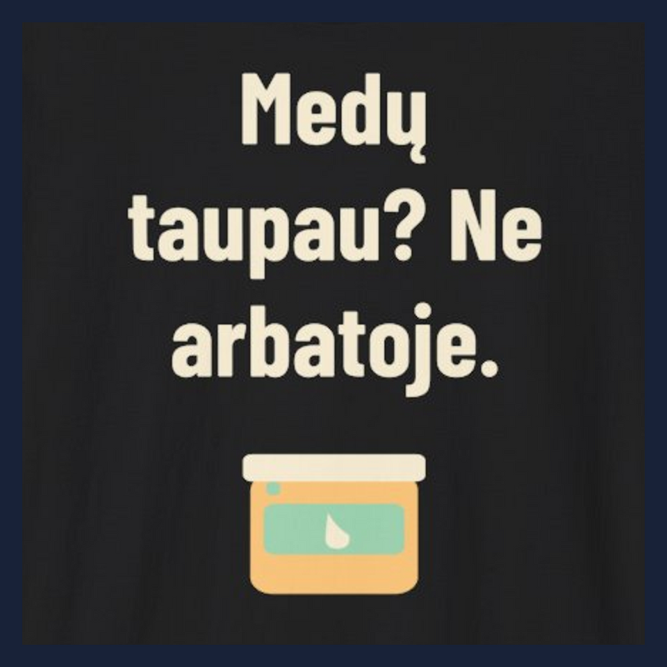 Medaus netaupau. Ypač arbatai. – Medų taupau? Ne arbatoje. · Marškinėliai · Užrašo stambus planas