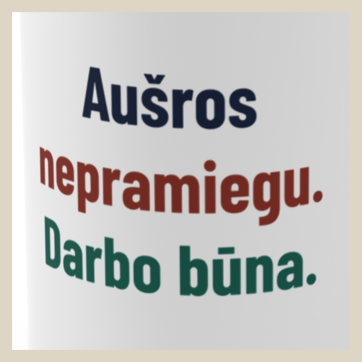 Aušros nepramiegu. Darbo būna. · Puodelis · Užrašo stambus planas