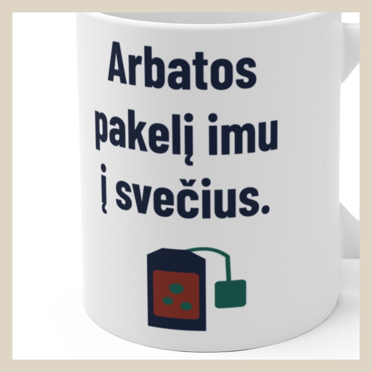 Į svečius – su savo arbata. – Arbatos pakelį imu į svečius. · Puodelis · Užrašo stambus planas