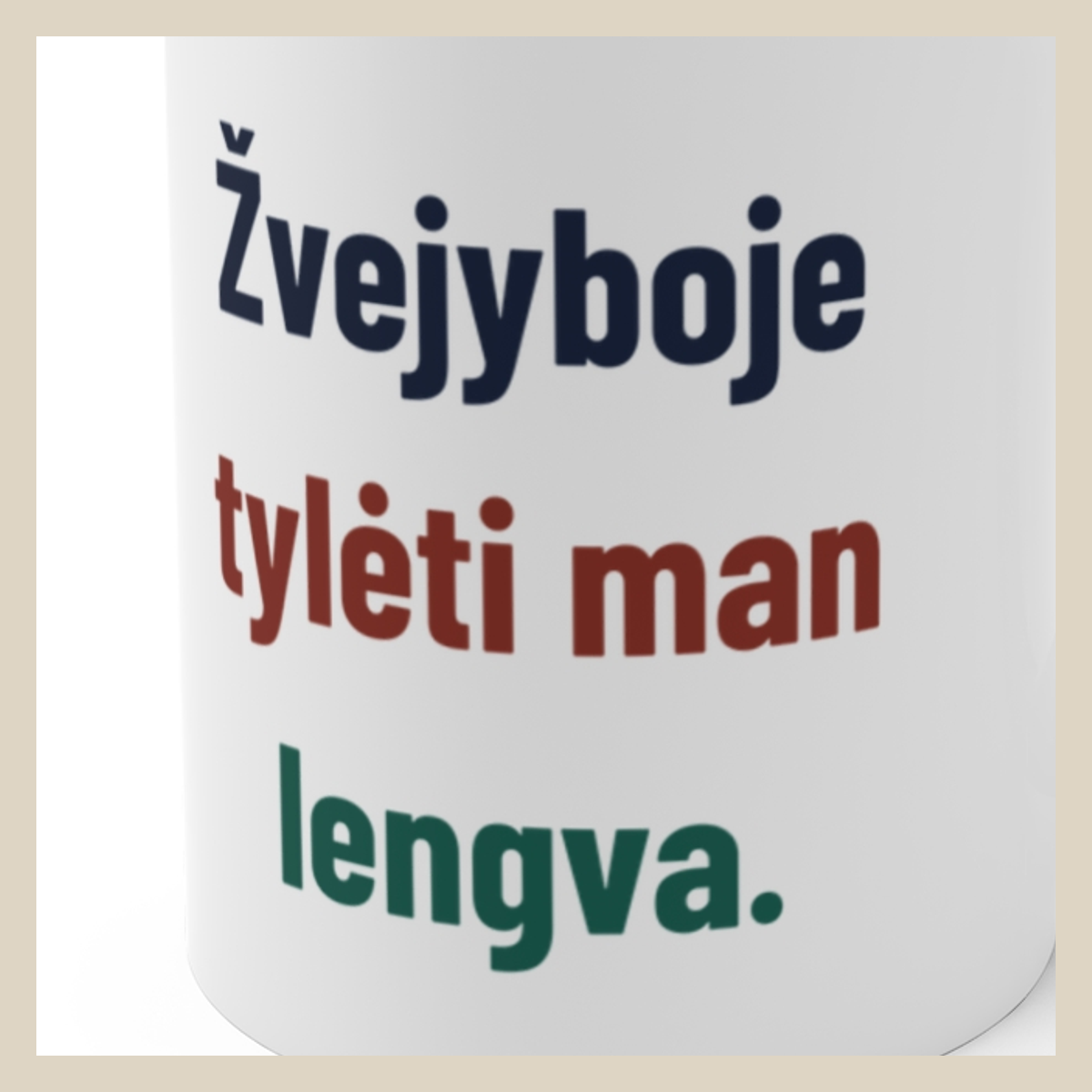 Žvejyboje tylėti man lengva. · Puodelis · Užrašo stambus planas