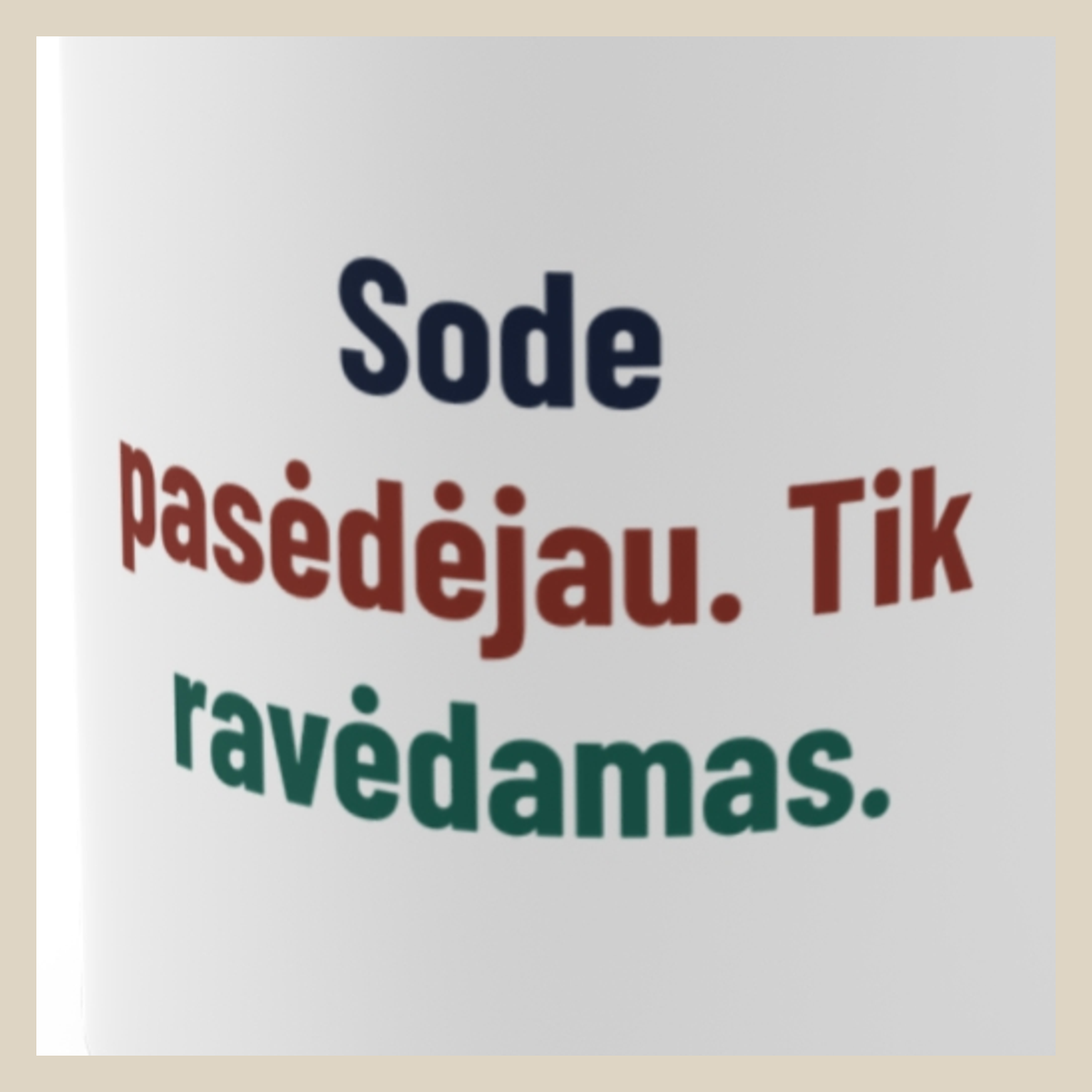 Sode pasėdėjau. Tik ravėdamas. · Puodelis · Užrašo stambus planas