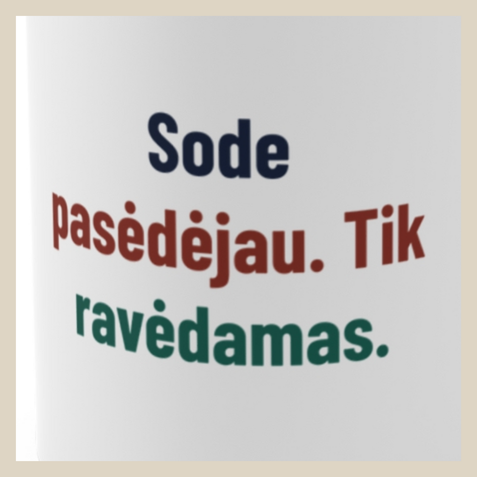 Sode pasėdėjau. Tik ravėdamas. · Puodelis · Užrašo stambus planas