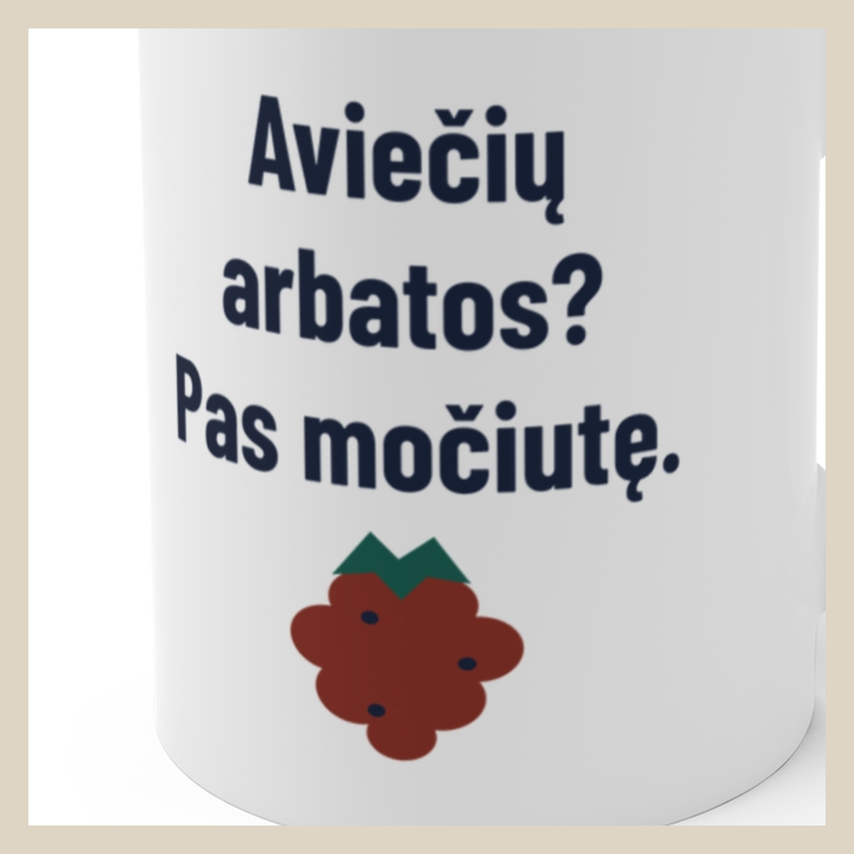 Aviečių arbatos? Pas močiutę. · Puodelis · Užrašo stambus planas