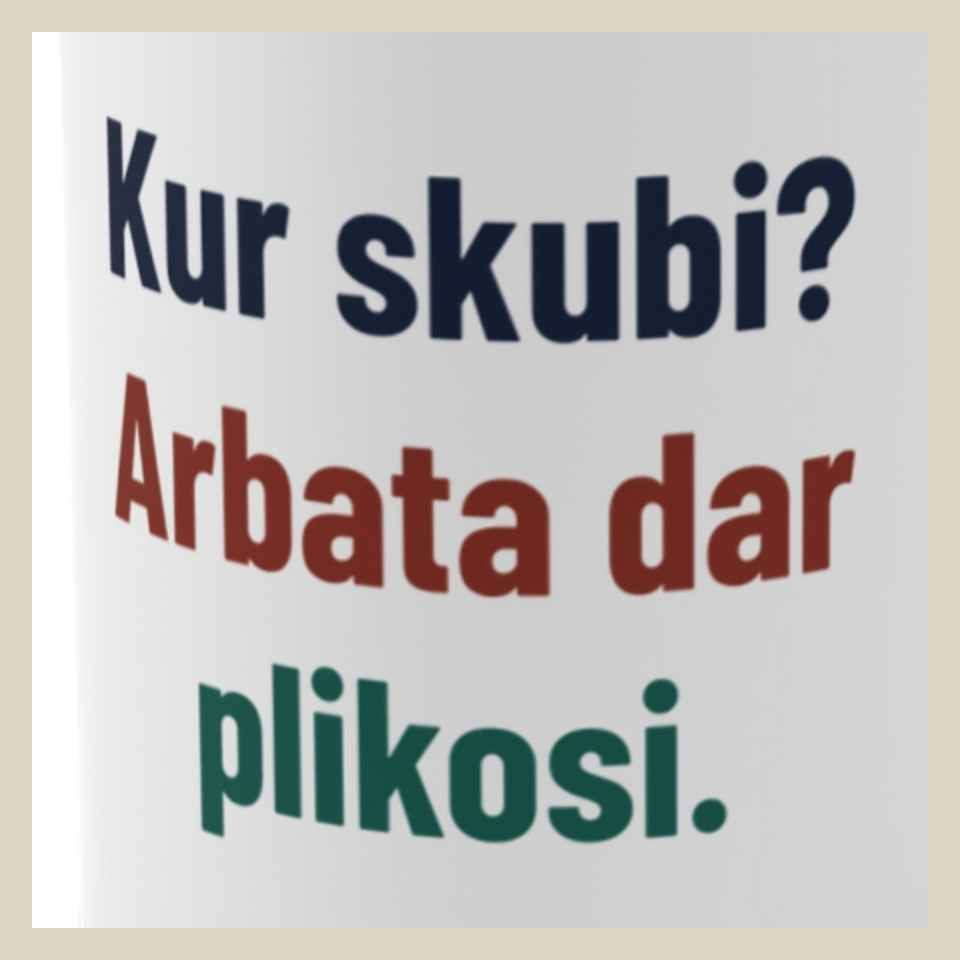 Kur skubi? Arbata dar plikosi. · Puodelis · Užrašo stambus planas