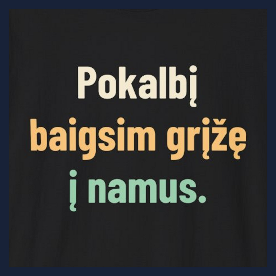 Pokalbį baigsim namie. Prie arbatos. – Pokalbį baigsim grįžę į namus. · Marškinėliai · Užrašo stambus planas