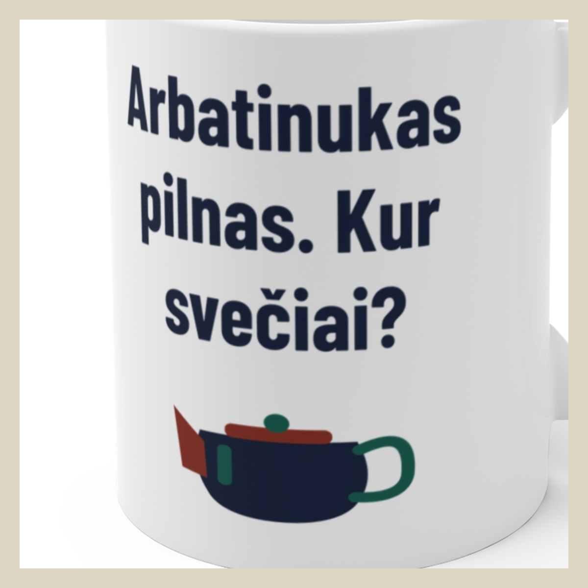 Arbatinukas pilnas. Kur svečiai? · Puodelis · Užrašo stambus planas