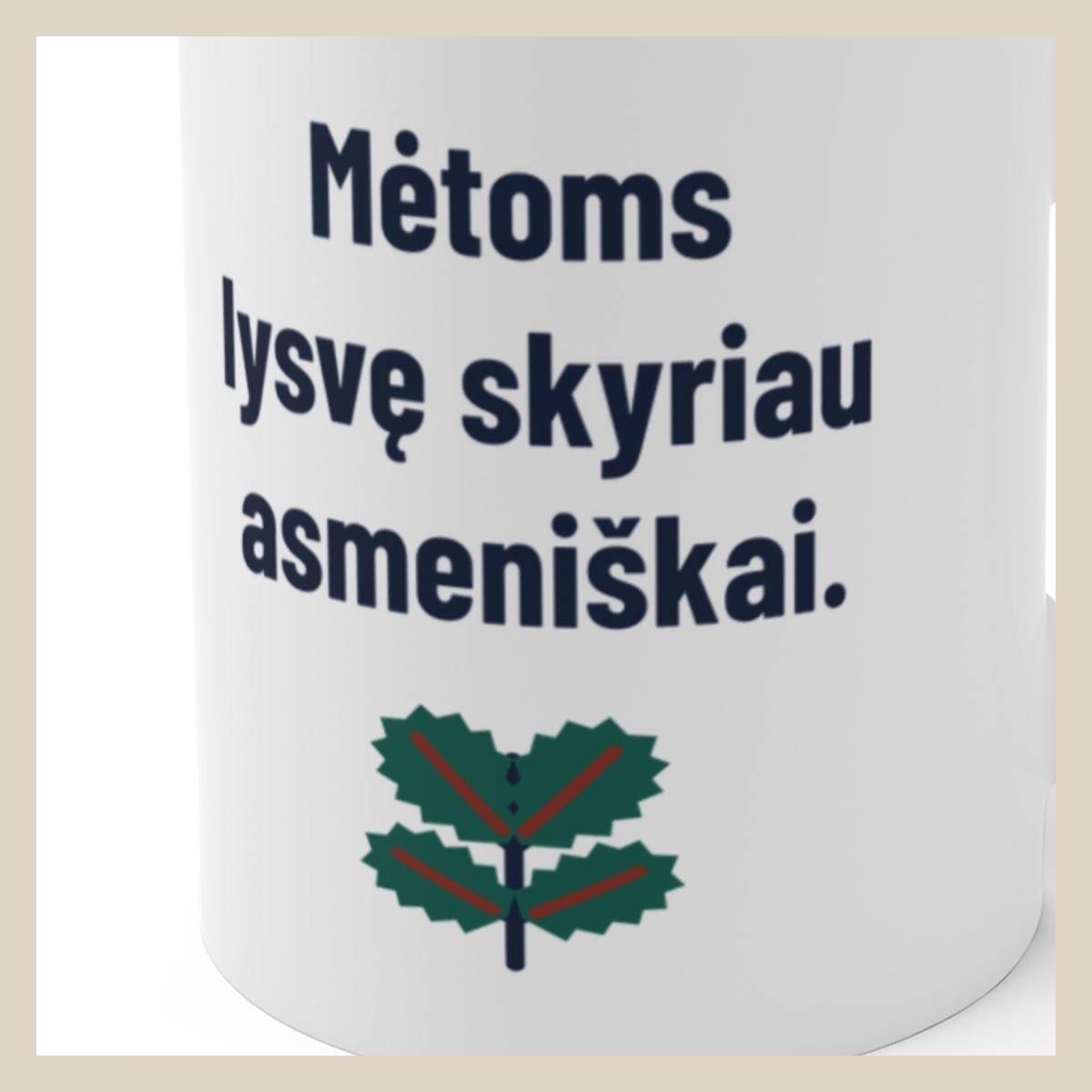 Mėtoms – atskira lysvė. – Mėtoms lysvę skyriau asmeniškai. · Puodelis · Užrašo stambus planas