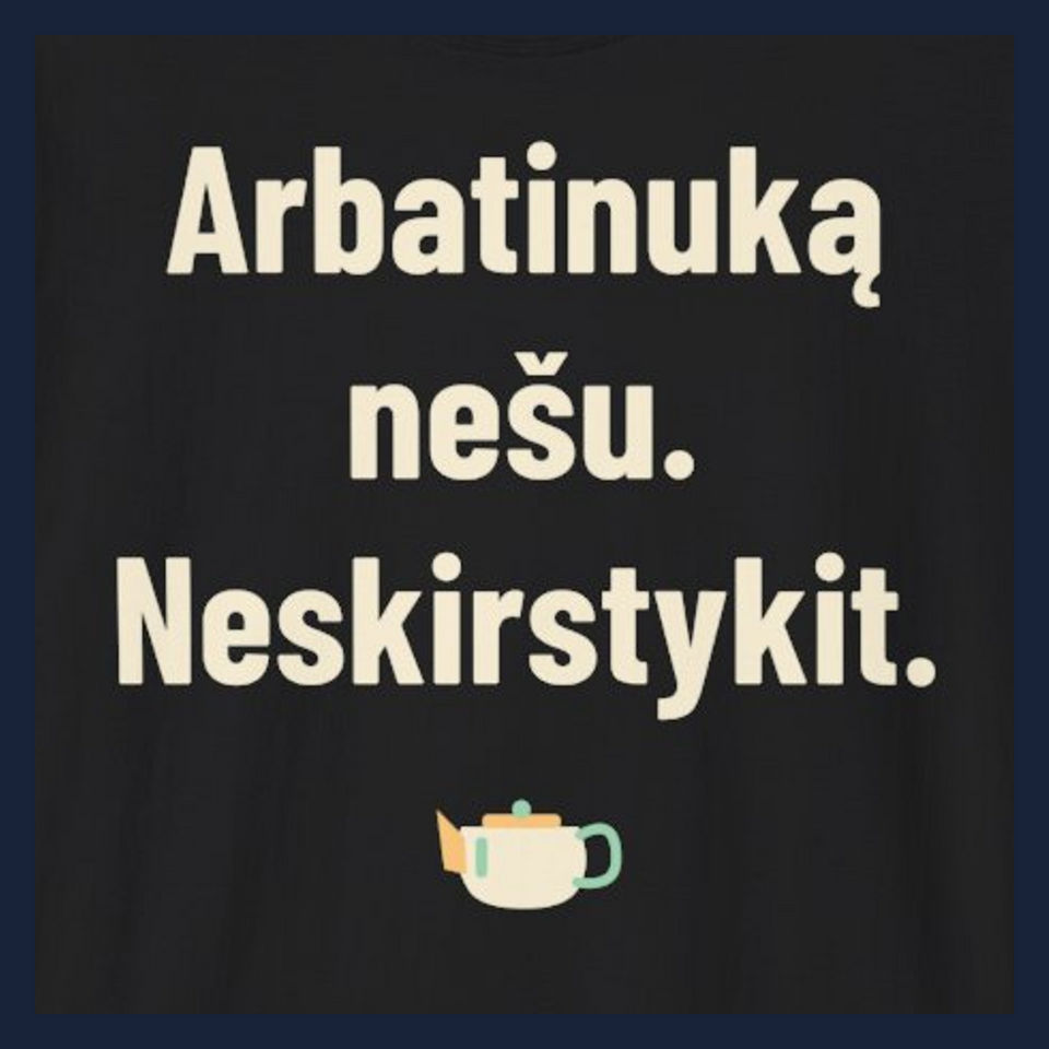 Nešu arbatinuką. Nesiskirstykit! – Arbatinuką nešu. Neskirstykit. · Marškinėliai · Užrašo stambus planas