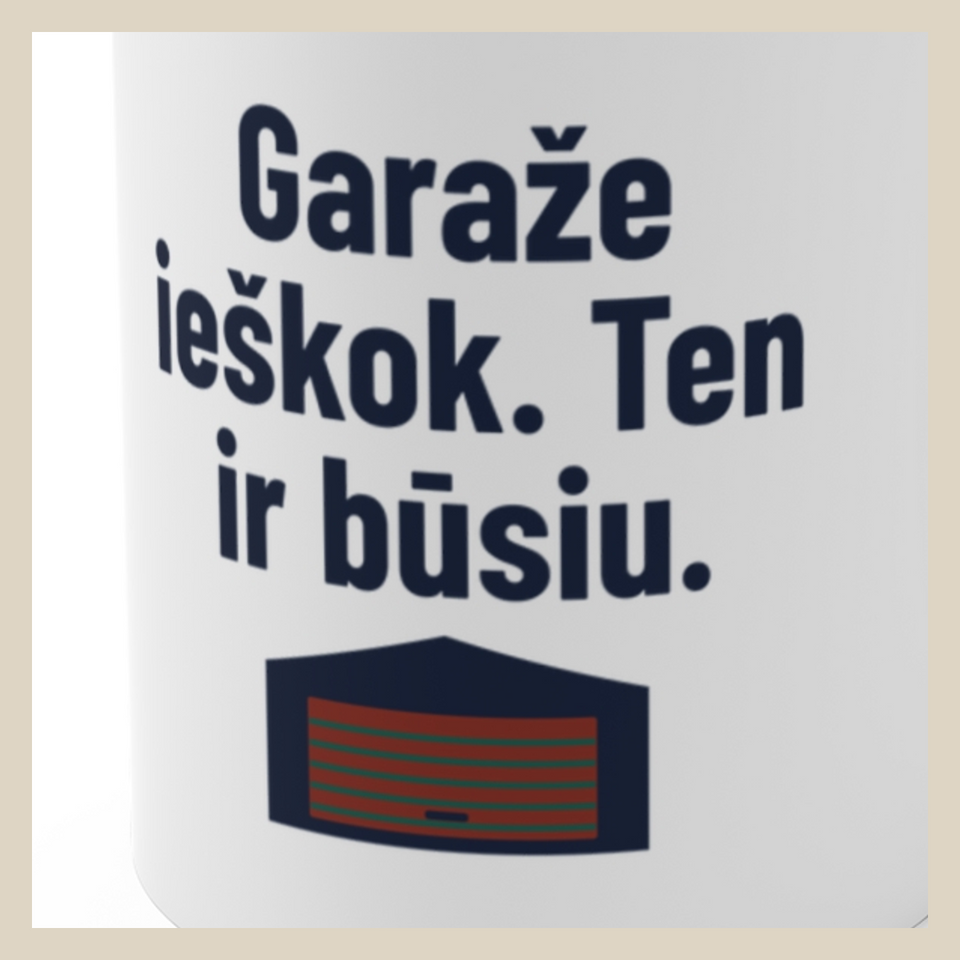 Garaže ieškok. Ten ir būsiu. · Puodelis · Užrašo stambus planas