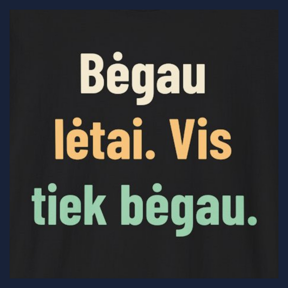 Bėgau lėtai. Vis tiek bėgau. · Marškinėliai · Užrašo stambus planas