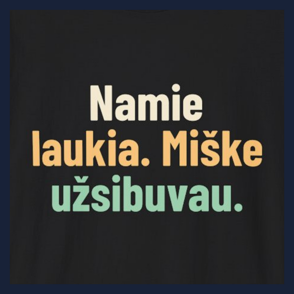 Namie laukia. Miške užsibuvau. · Marškinėliai · Užrašo stambus planas