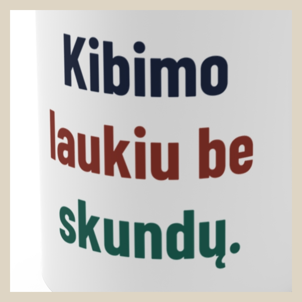 Kibimo laukiu be skundų. · Puodelis · Užrašo stambus planas