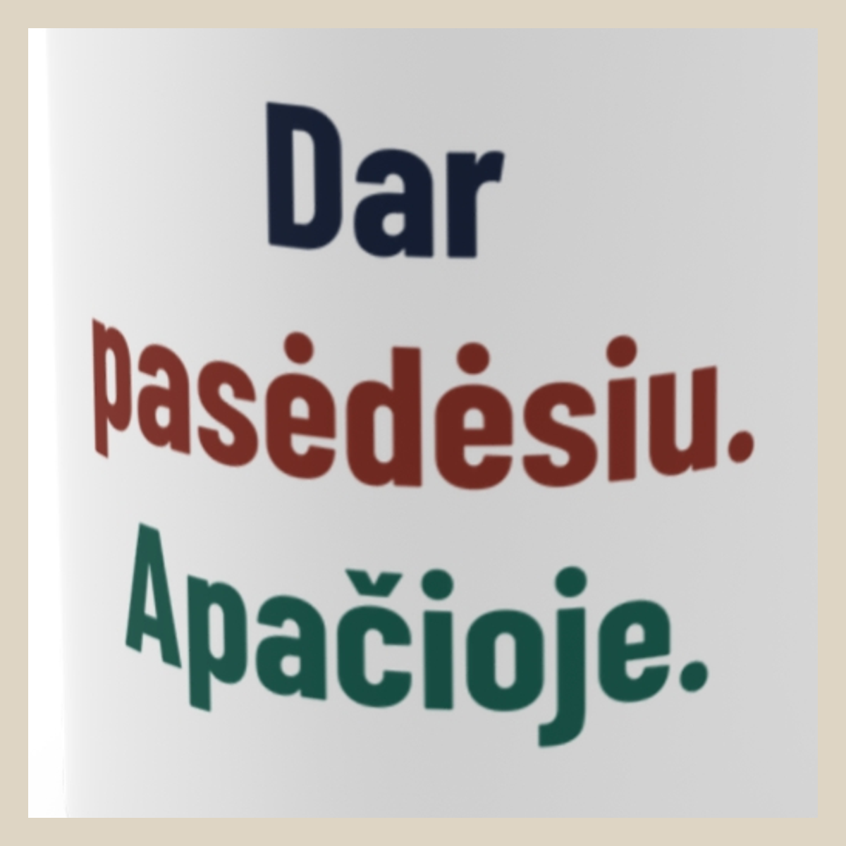 Dar pasėdėsiu. Ant apatinio gulto. – Dar pasėdėsiu. Apačioje. · Puodelis · Užrašo stambus planas
