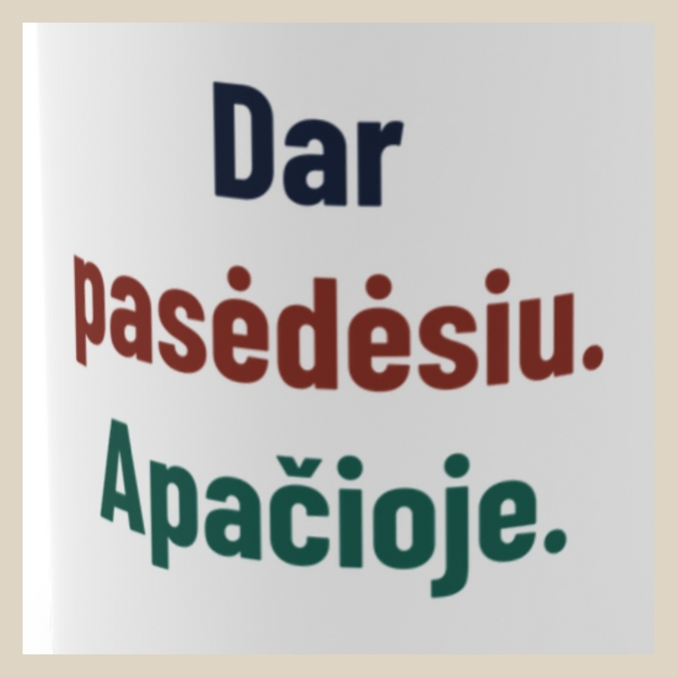 Dar pasėdėsiu. Ant apatinio gulto. – Dar pasėdėsiu. Apačioje. · Puodelis · Užrašo stambus planas
