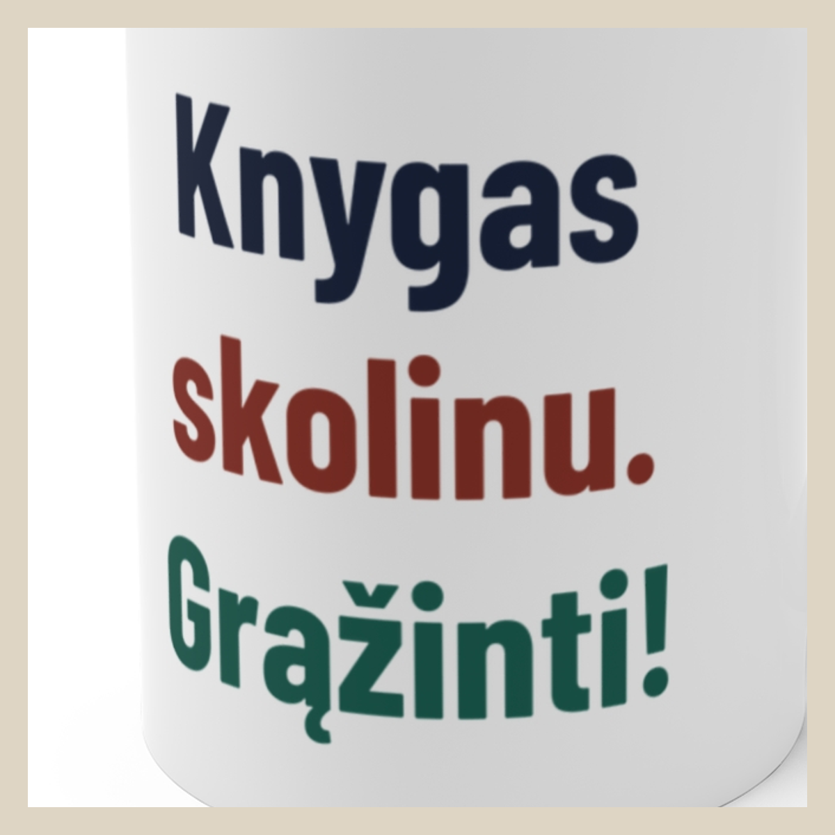 Knygas skolinu. Grąžinti! · Puodelis · Užrašo stambus planas