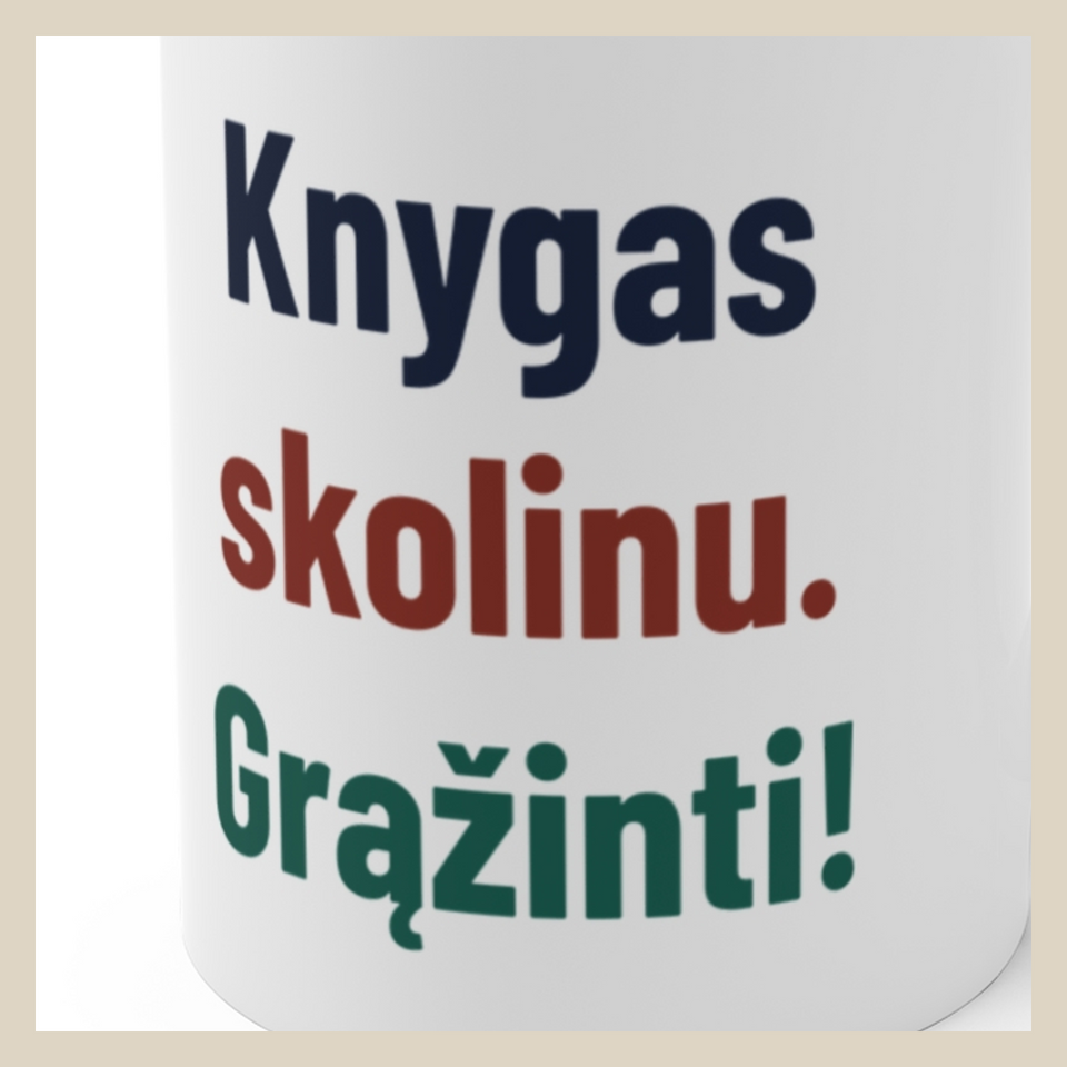 Knygas skolinu. Grąžinti! · Puodelis · Užrašo stambus planas