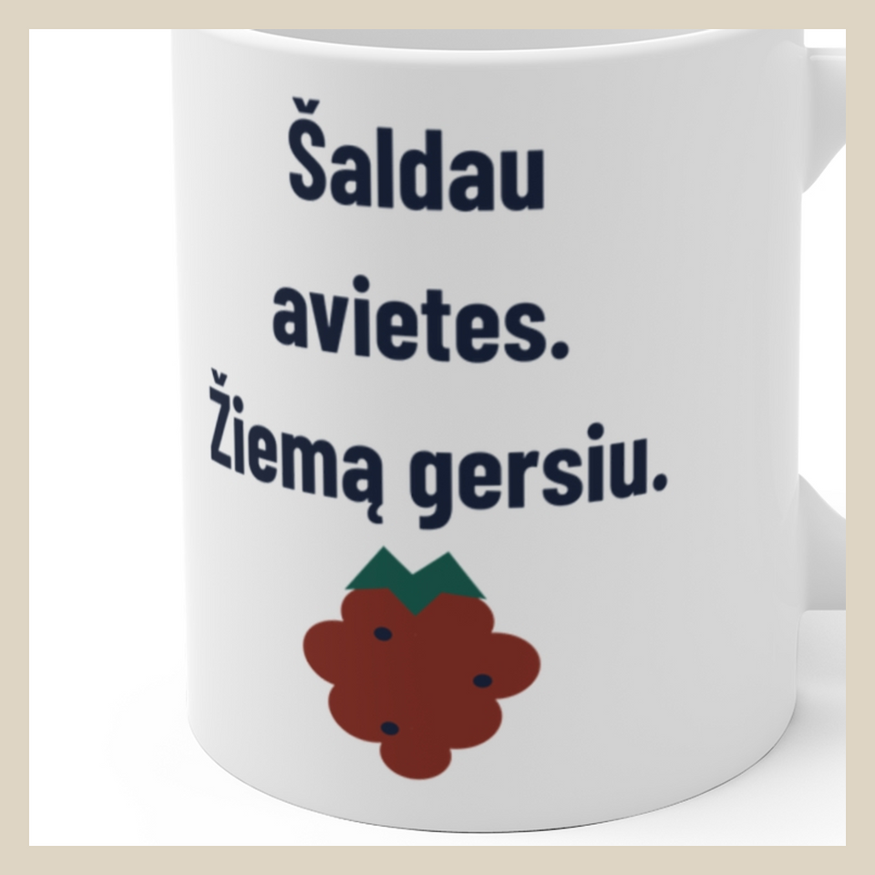 Šaldau avietes. Žiemą gersiu. · Puodelis · Užrašo stambus planas