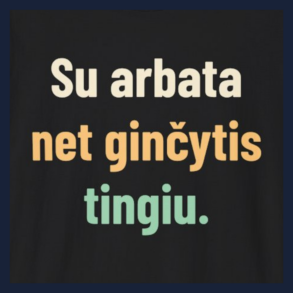 Su arbata net ginčytis tingiu. · Marškinėliai · Užrašo stambus planas