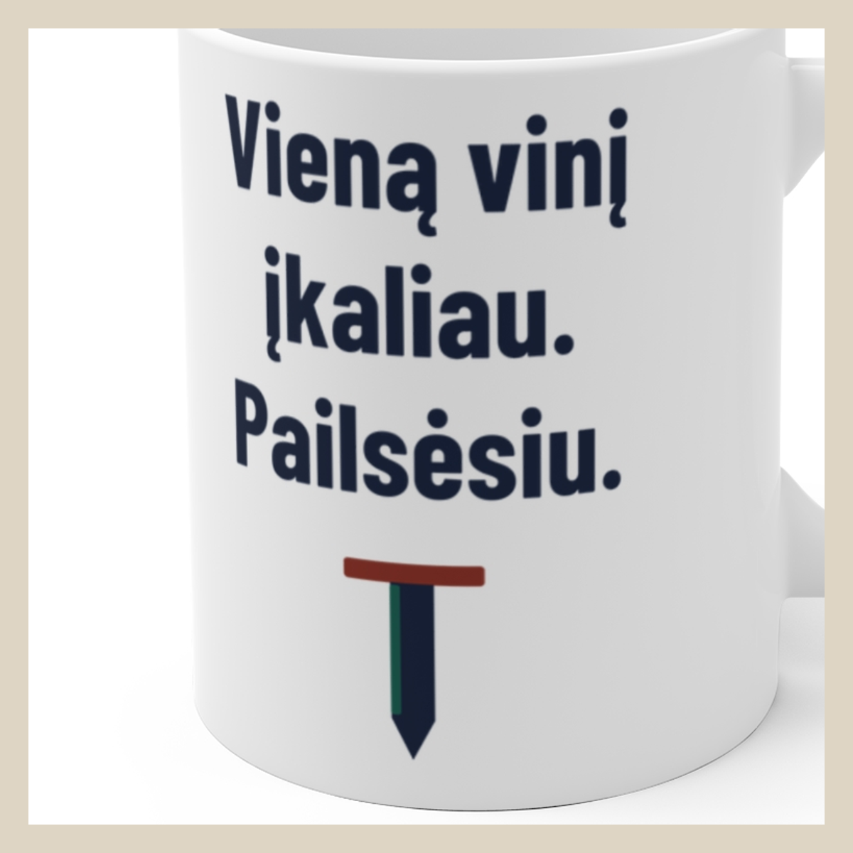 Vieną vinį įkaliau. Pailsėsiu. · Puodelis · Užrašo stambus planas