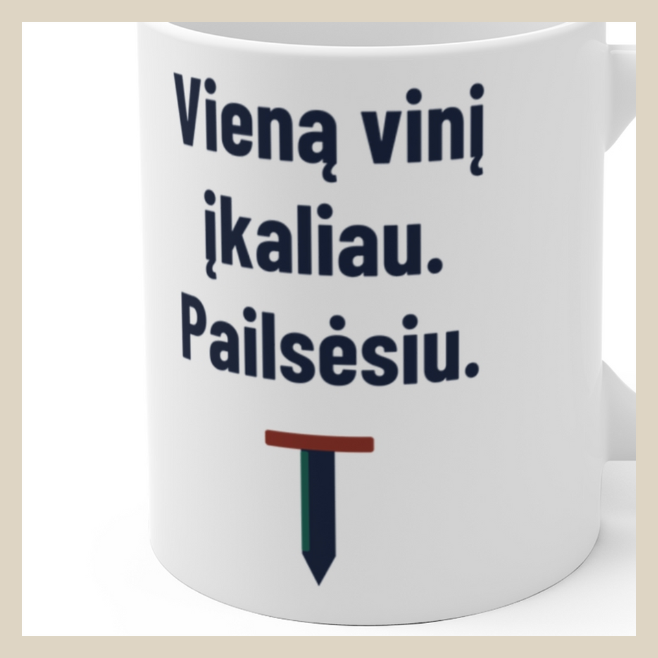 Vieną vinį įkaliau. Pailsėsiu. · Puodelis · Užrašo stambus planas