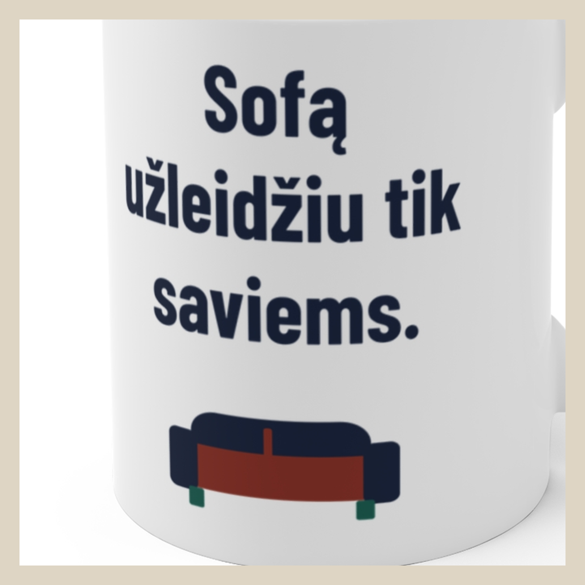 Sofą užleidžiu tik saviems. · Puodelis · Užrašo stambus planas