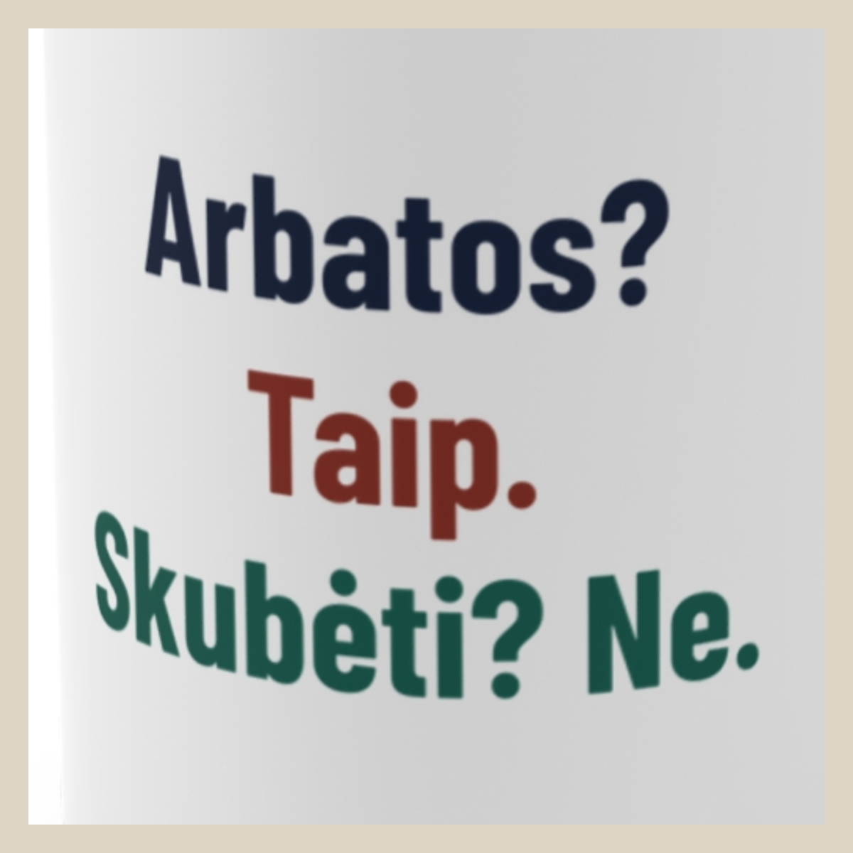 Arbatos? Taip. Skubėti? Ne. · Puodelis · Užrašo stambus planas