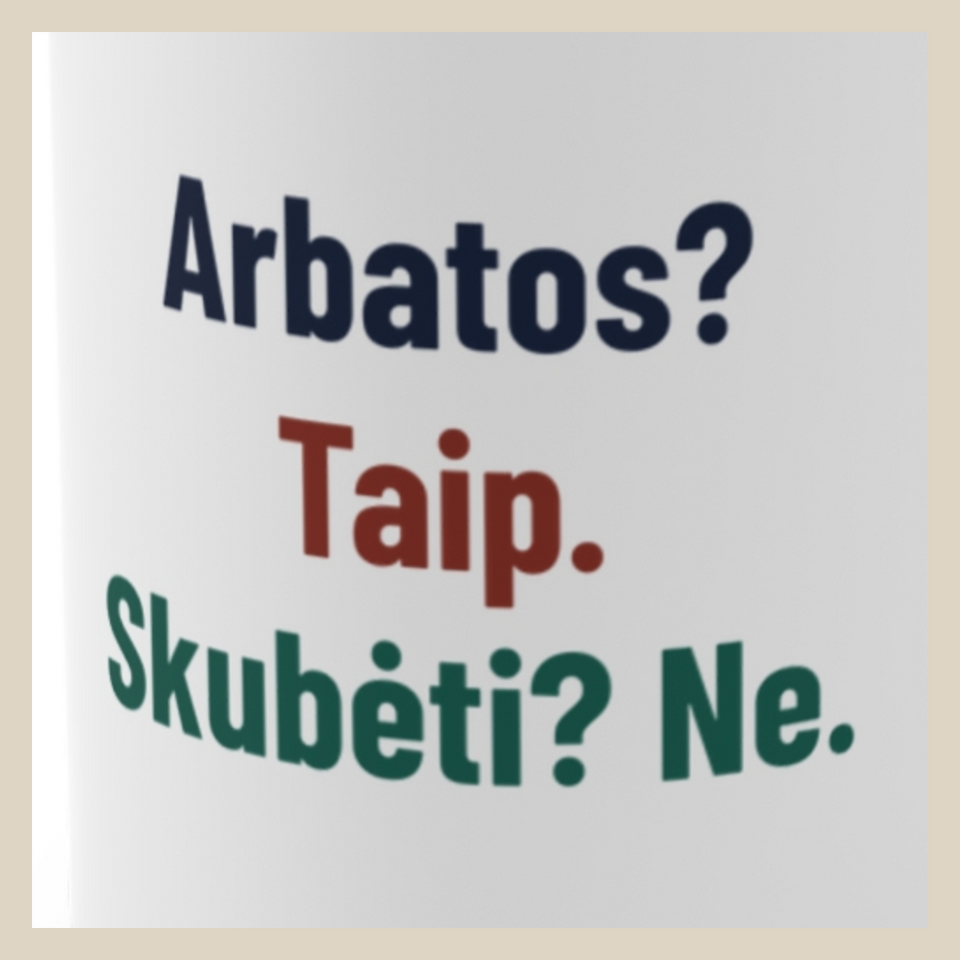 Arbatos? Taip. Skubėti? Ne. · Puodelis · Užrašo stambus planas