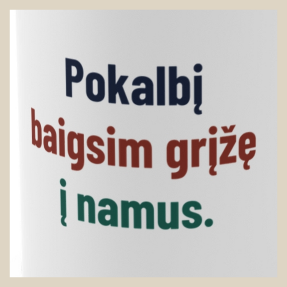 Pokalbį baigsim namie. Prie arbatos. – Pokalbį baigsim grįžę į namus. · Puodelis · Užrašo stambus planas