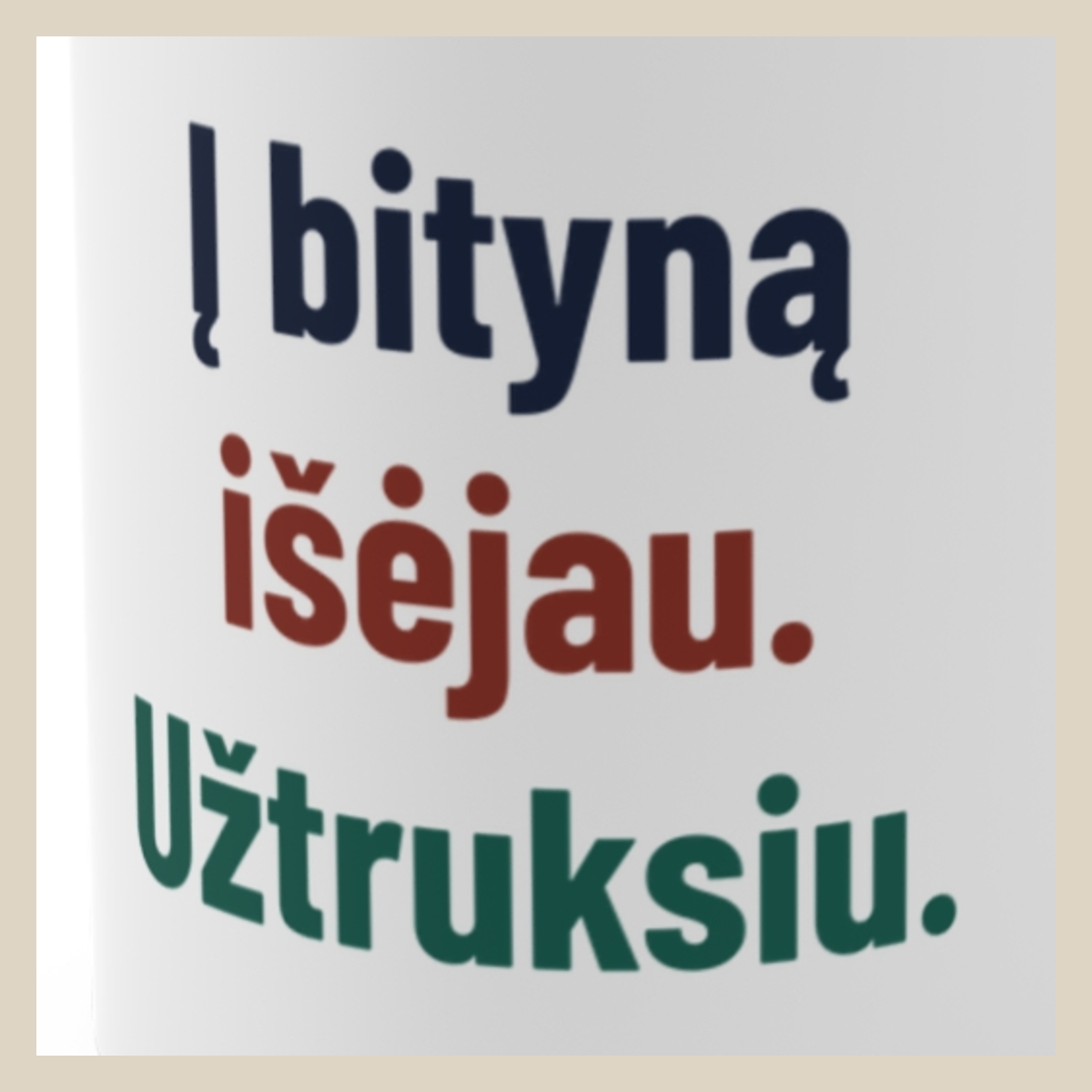 Į bityną išėjau. Užtruksiu. · Puodelis · Užrašo stambus planas
