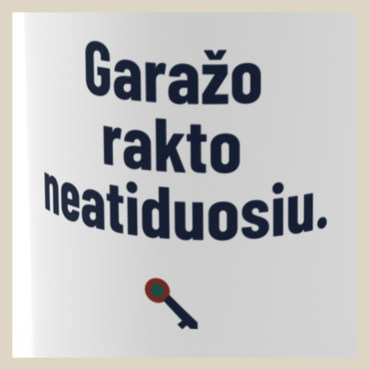 Garažo rakto neatiduosiu. · Puodelis · Užrašo stambus planas