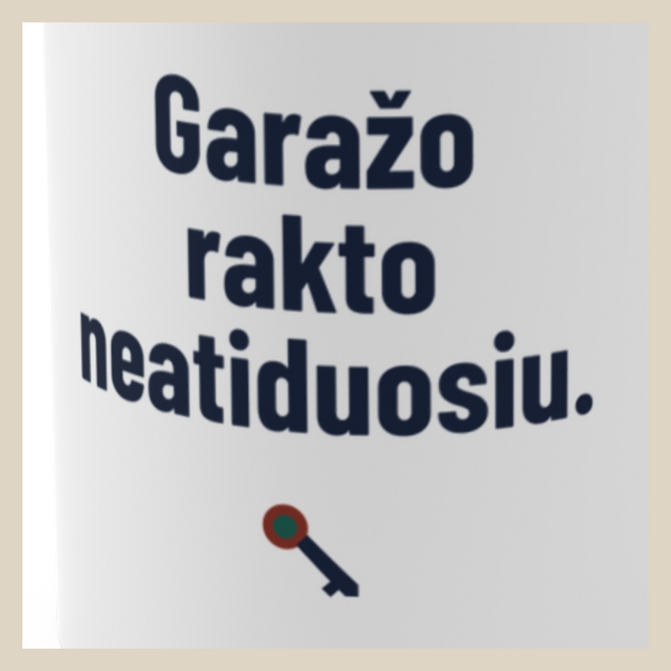 Garažo rakto neatiduosiu. · Puodelis · Užrašo stambus planas