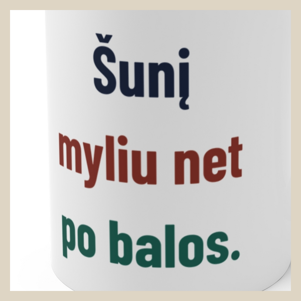 Šunį myliu net po balos. · Puodelis · Užrašo stambus planas