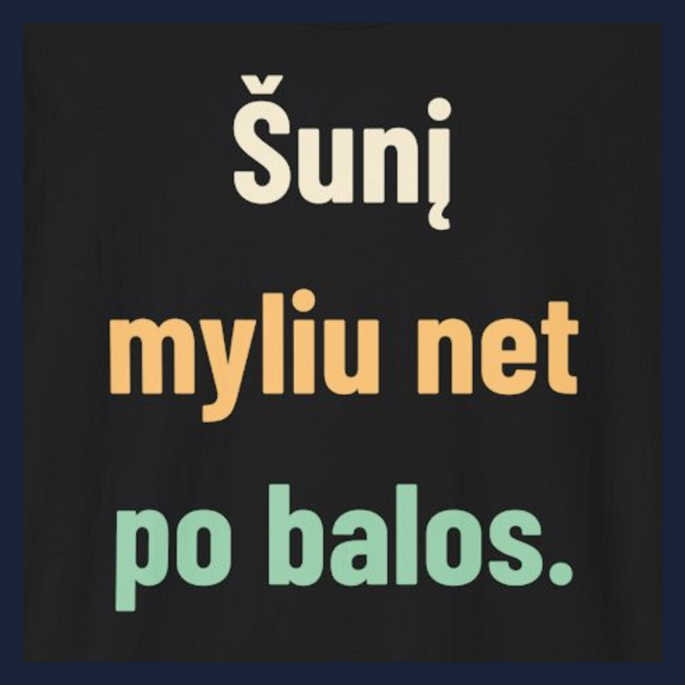 Šunį myliu net po balos. · Marškinėliai · Užrašo stambus planas