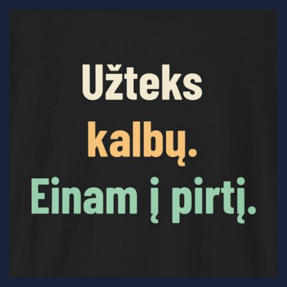 Užteks kalbų. Einam į pirtį. · Marškinėliai · Užrašo stambus planas