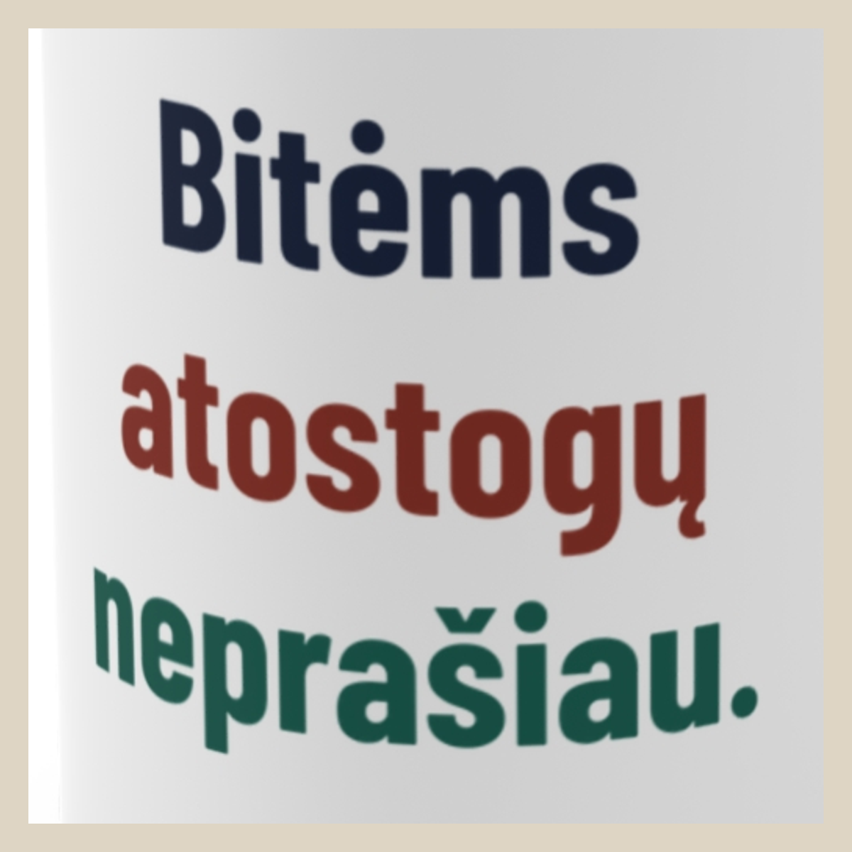 Bitės dirba. Aš – prižiūriu. – Bitėms atostogų neprašiau. · Puodelis · Užrašo stambus planas