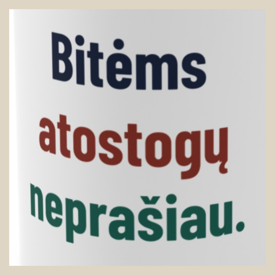 Bitėms atostogų neprašiau. · Puodelis · Užrašo stambus planas