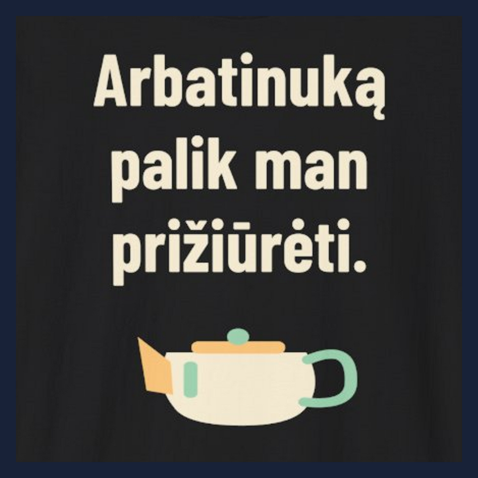 Arbatinuką prižiūriu aš. Tu – sąskaitas. – Arbatinuką palik man prižiūrėti. · Marškinėliai · Užrašo stambus planas