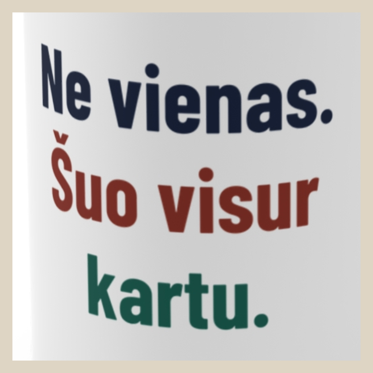 Ne vienas. Šuo visur kartu. · Puodelis · Užrašo stambus planas
