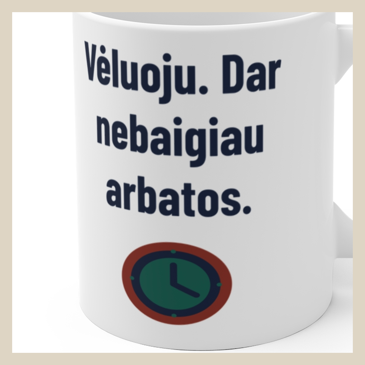 Vėluoju. Dar nebaigiau arbatos. · Puodelis · Užrašo stambus planas